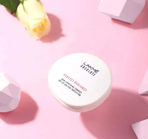 LAKMÉ Perfect Radiance Compact Powder, Ivory Fair 01, 8 Gm Compact Powder With Spf 23 Soothing And Moisturising Compact Smooth Matte Finish